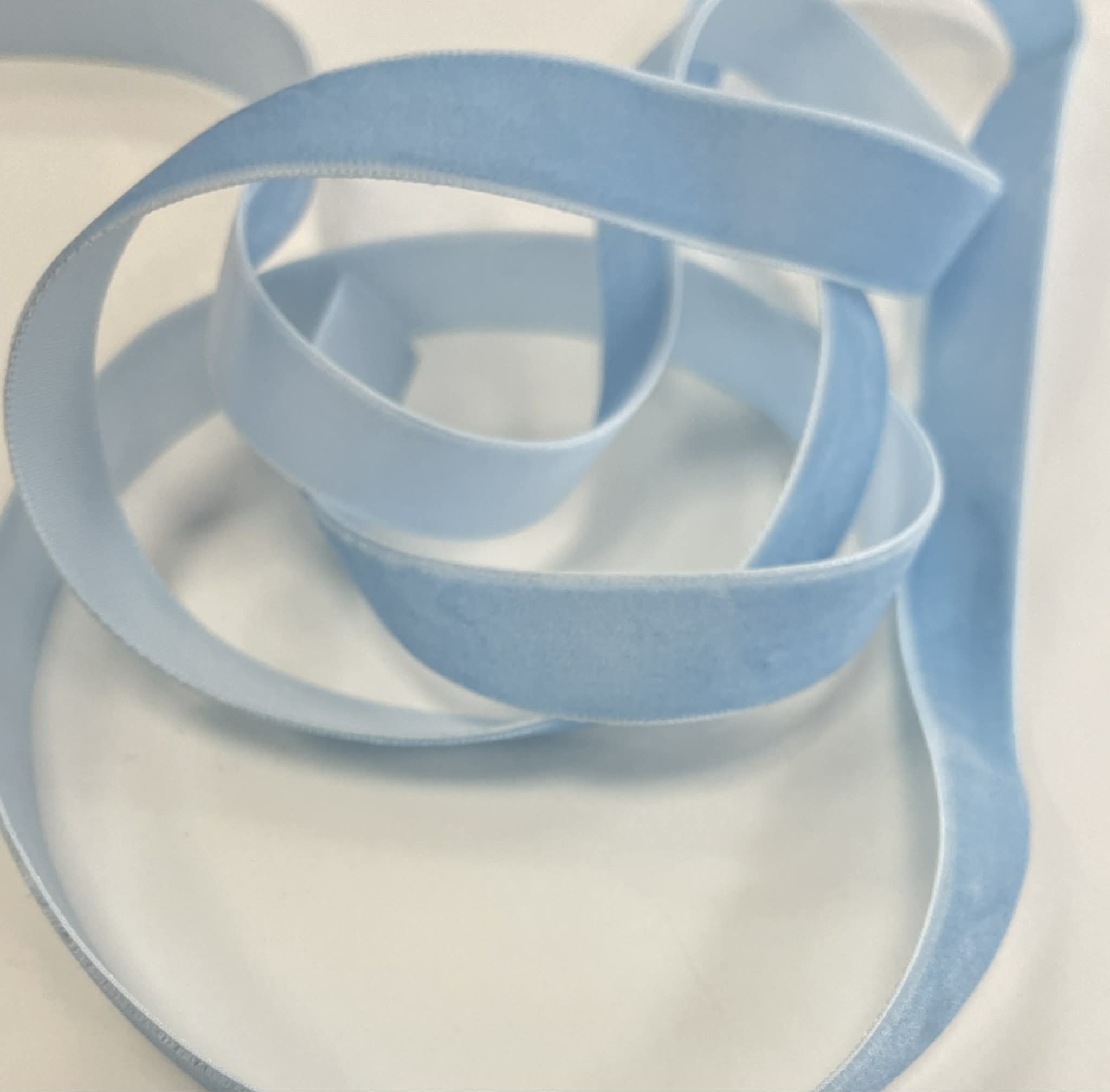 Dekoratyvinė veliūrinė juostelė, 16 mm, žydra Dekoratyvinė veliūrinė juostelė, 16 mm, žydra — siuvimo juostelė | Trys Pelėdos