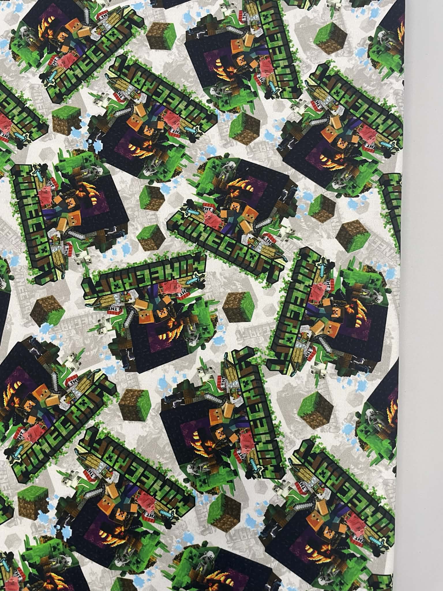 Kilpinis, skaitmeninės spaudos trikotažas Minecraft pilkas fonas — trikotažas | Trys Pelėdos