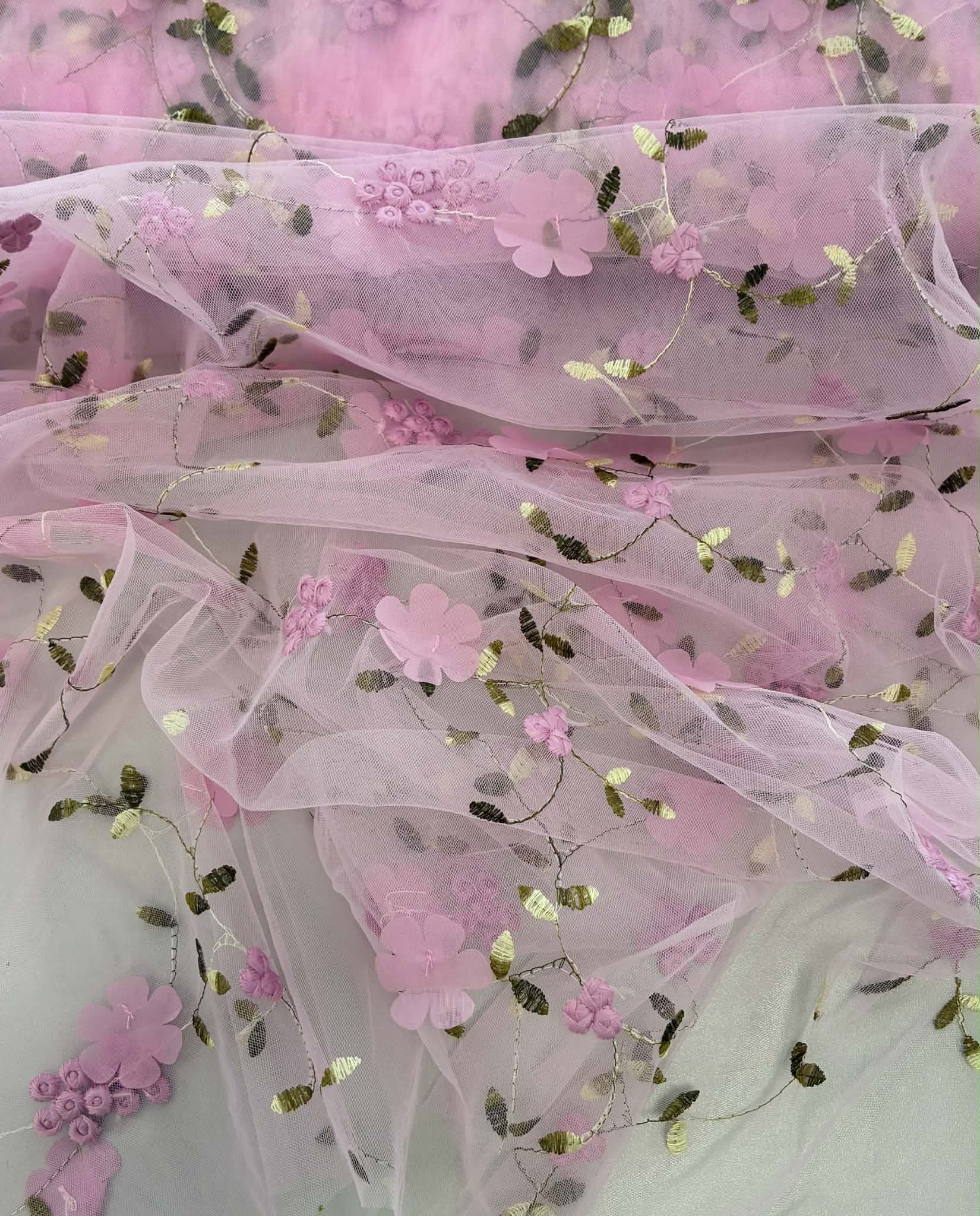 Siuvinėtas tiulis su gėlytėmis, rožinis Siuvinėtas tiulis su gėlytėmis, rožinis