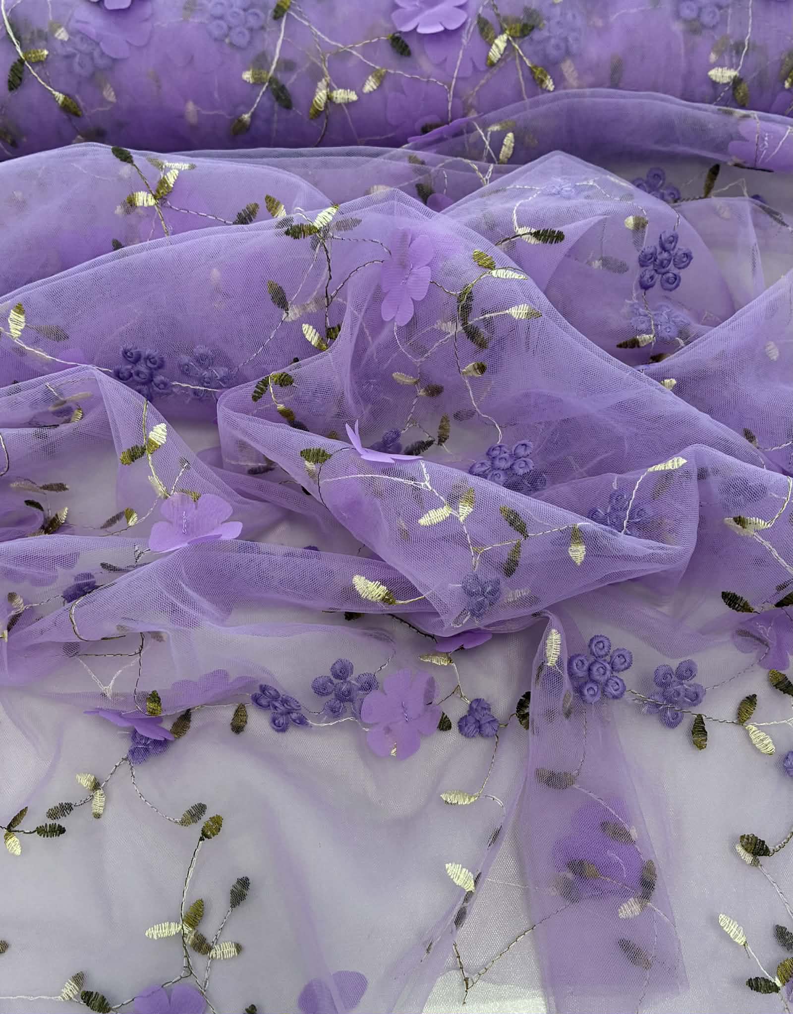 Siuvinėtas tiulis su gėlytėmis, violetinis Siuvinėtas tiulis su gėlytėmis, violetinis