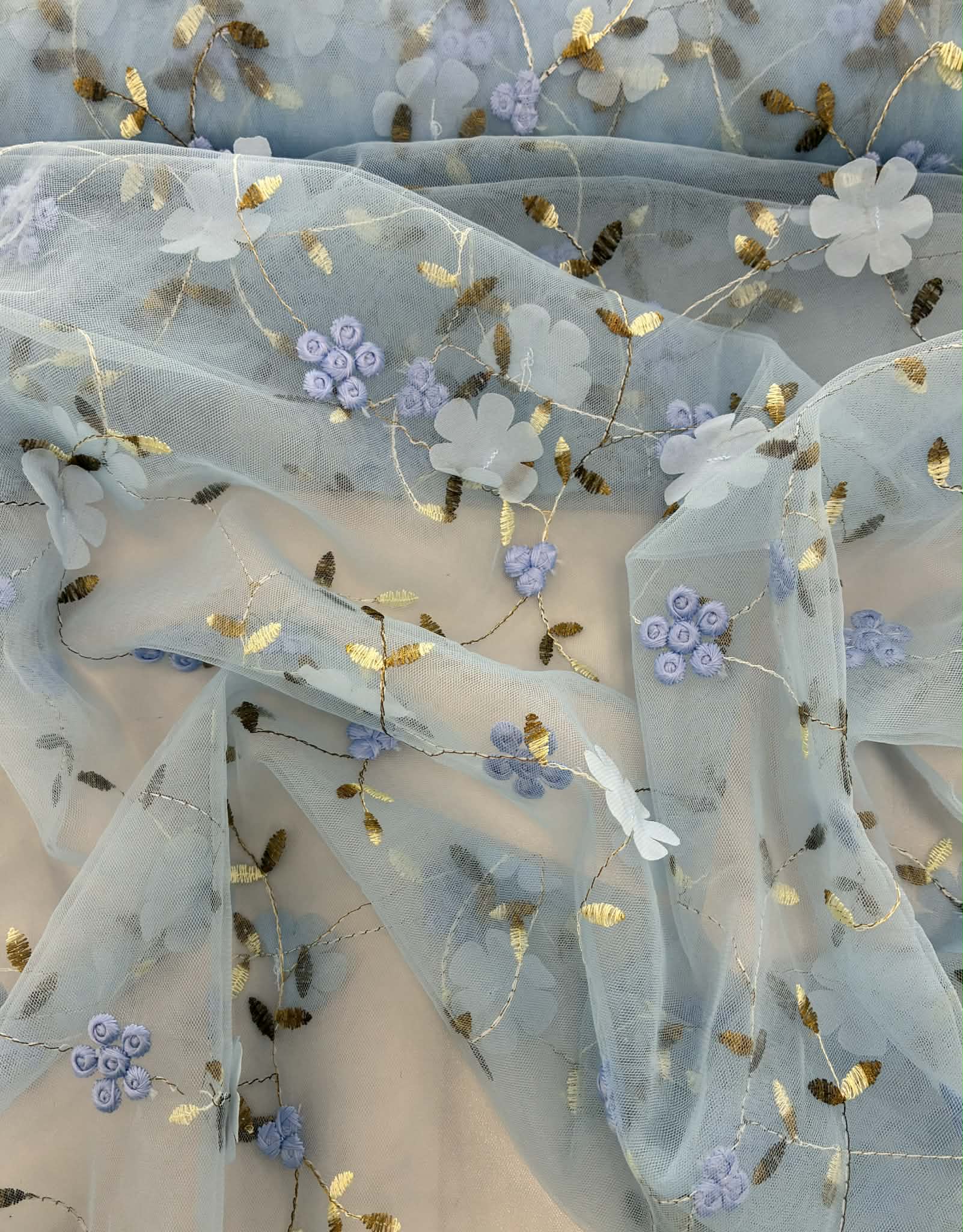 Siuvinėtas tiulis su gėlytėmis, žydras Siuvinėtas tiulis su gėlytėmis, žydras