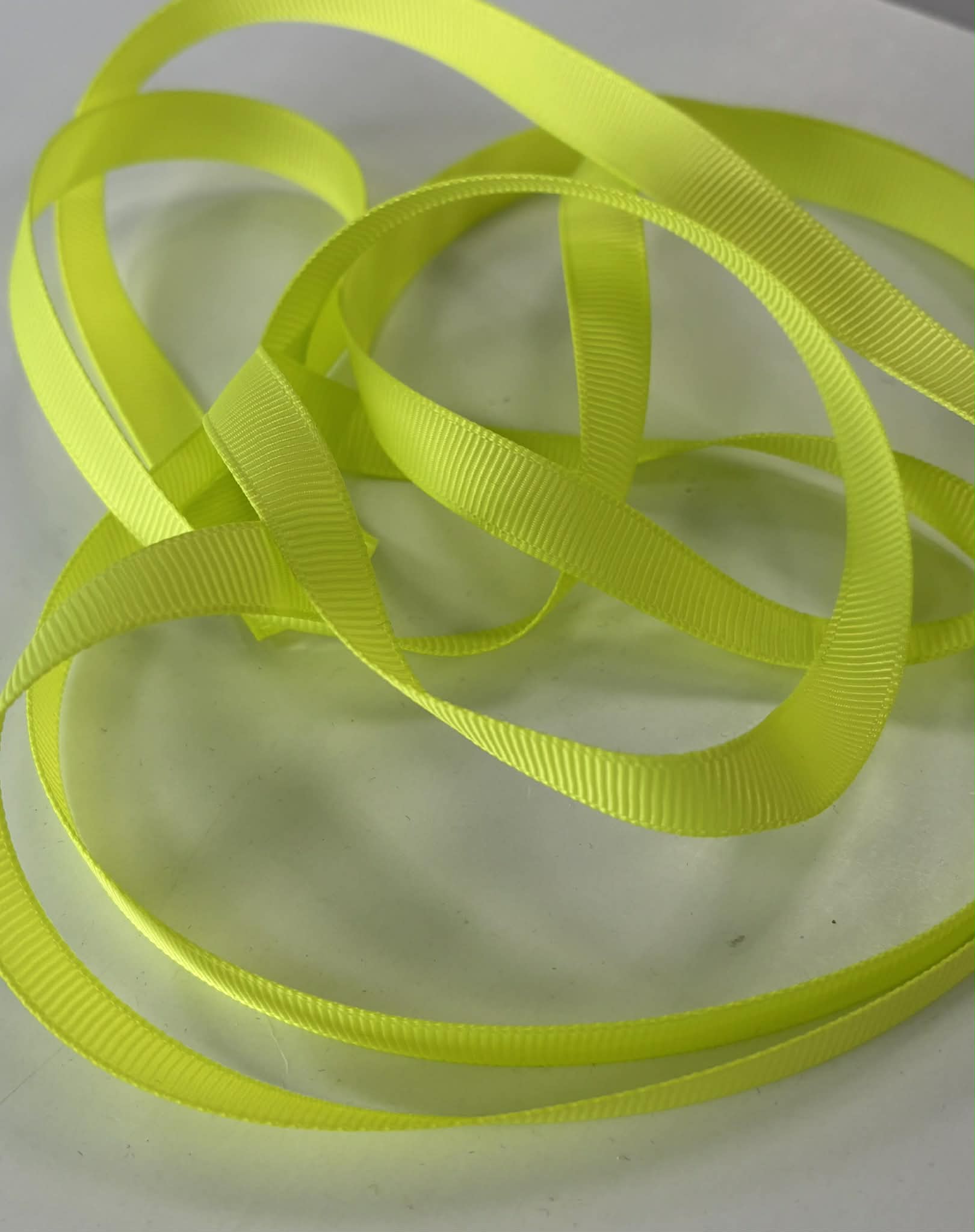 Grosgrain juostelė, 9 mm Neoninė geltona 32 Grosgrain juostelė, 9 mm Neoninė geltona 32