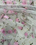 Siuvinėtas tiulis su rožinėmis gėlytėmis, pieno baltumo