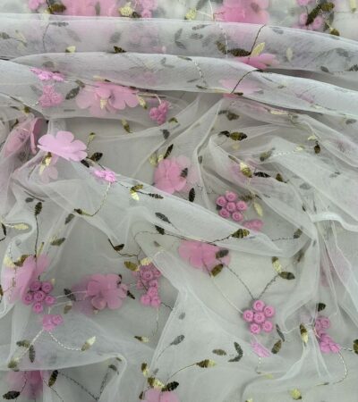 Siuvinėtas tiulis su rožinėmis gėlytėmis, pieno baltumo