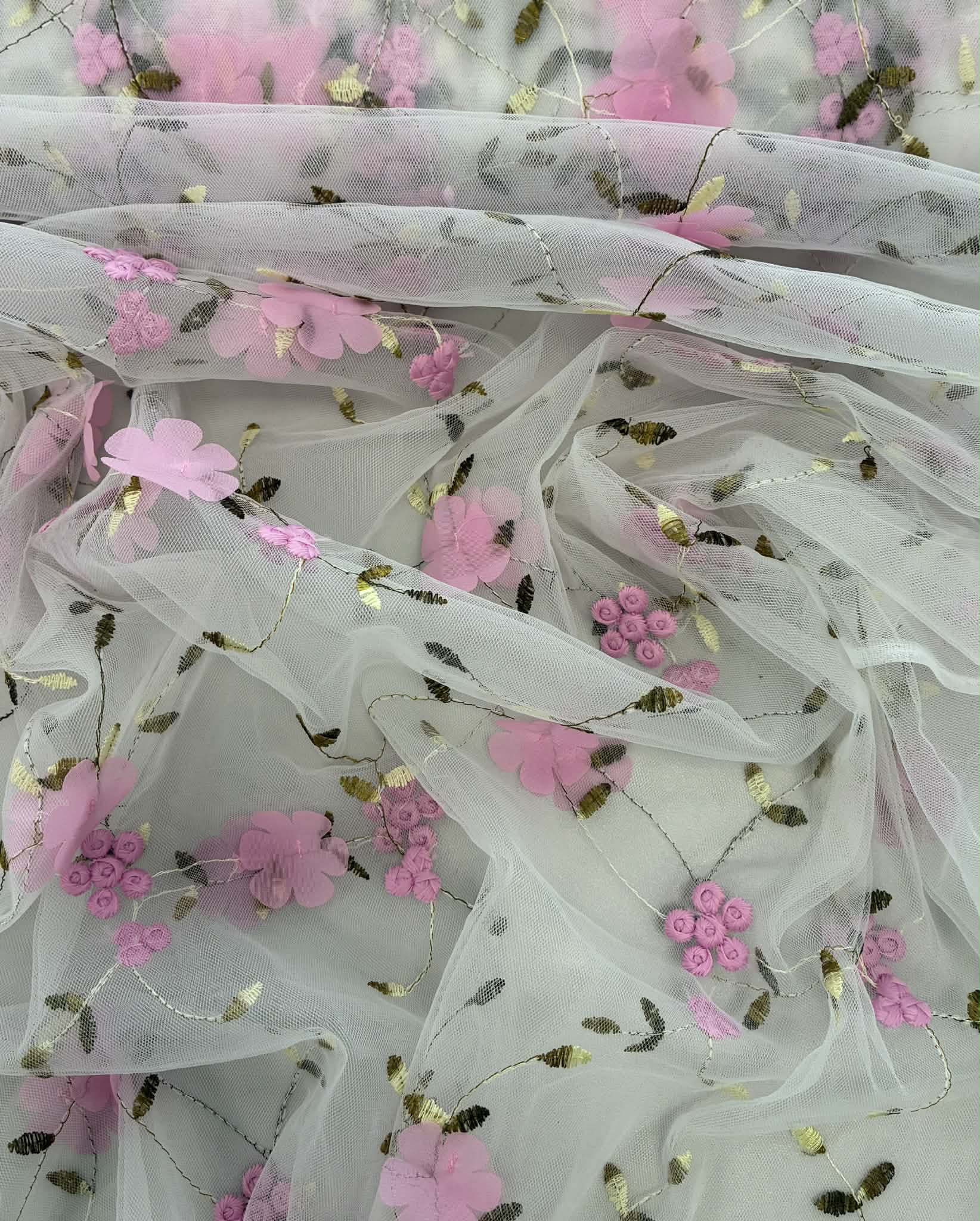 Siuvinėtas tiulis su rožinėmis gėlytėmis, pieno baltumo Siuvinėtas tiulis su rožinėmis gėlytėmis, pieno baltumo