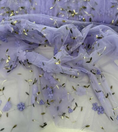 Siuvinėtas tiulis su gėlytėmis, alyvinis