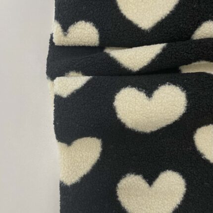 Teddy medžiaga Širdutės-juodas