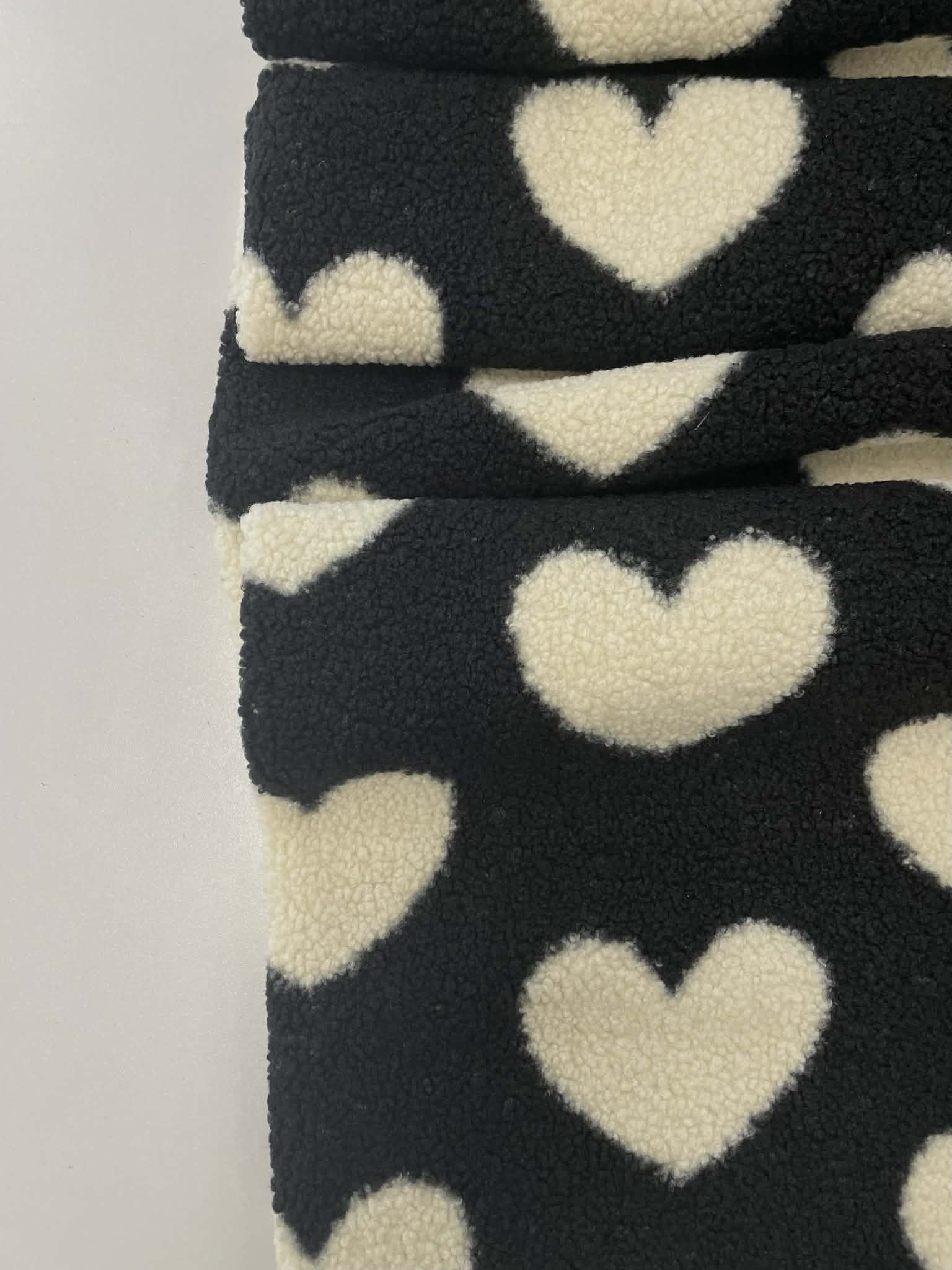 Teddy medžiaga Širdutės-juodas Teddy medžiaga Širdutės-juodas