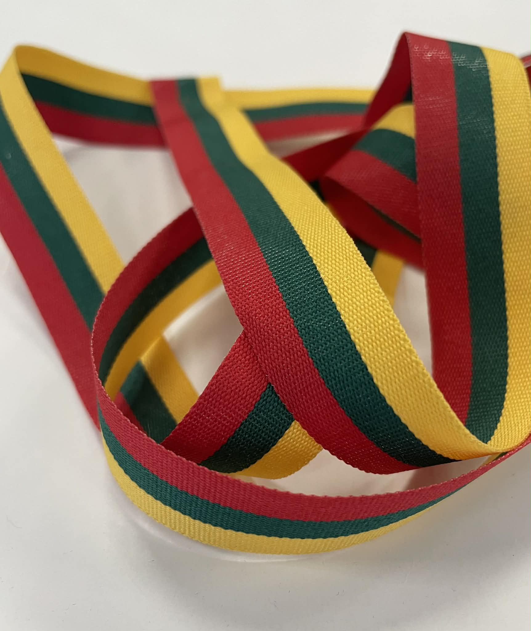 Dekoratyvinė juostelė, Trispalvė 20 mm Dekoratyvinė juostelė, Trispalvė 20 mm — siuvimo juostelė | Trys Pelėdos