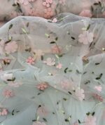 Siuvinėtas tiulis su gėlytėmis, persikinis