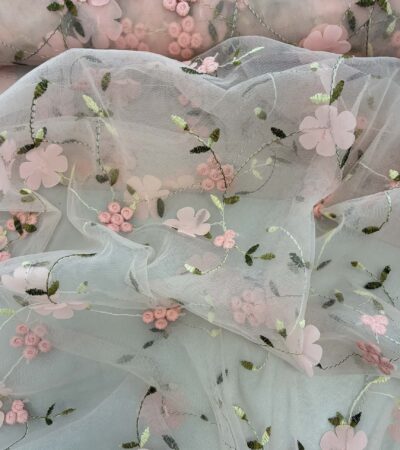 Siuvinėtas tiulis su gėlytėmis, persikinis