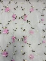 Siuvinėtas tiulis su rožinėmis gėlytėmis, pieno baltumo