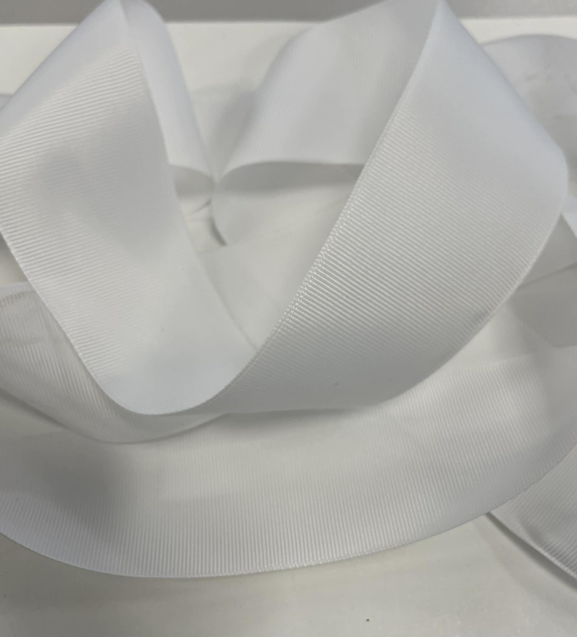 Grosgrain juostelė 50 mm, Balta Grosgrain juostelė 50 mm, Balta — siuvimo juostelė | Trys Pelėdos