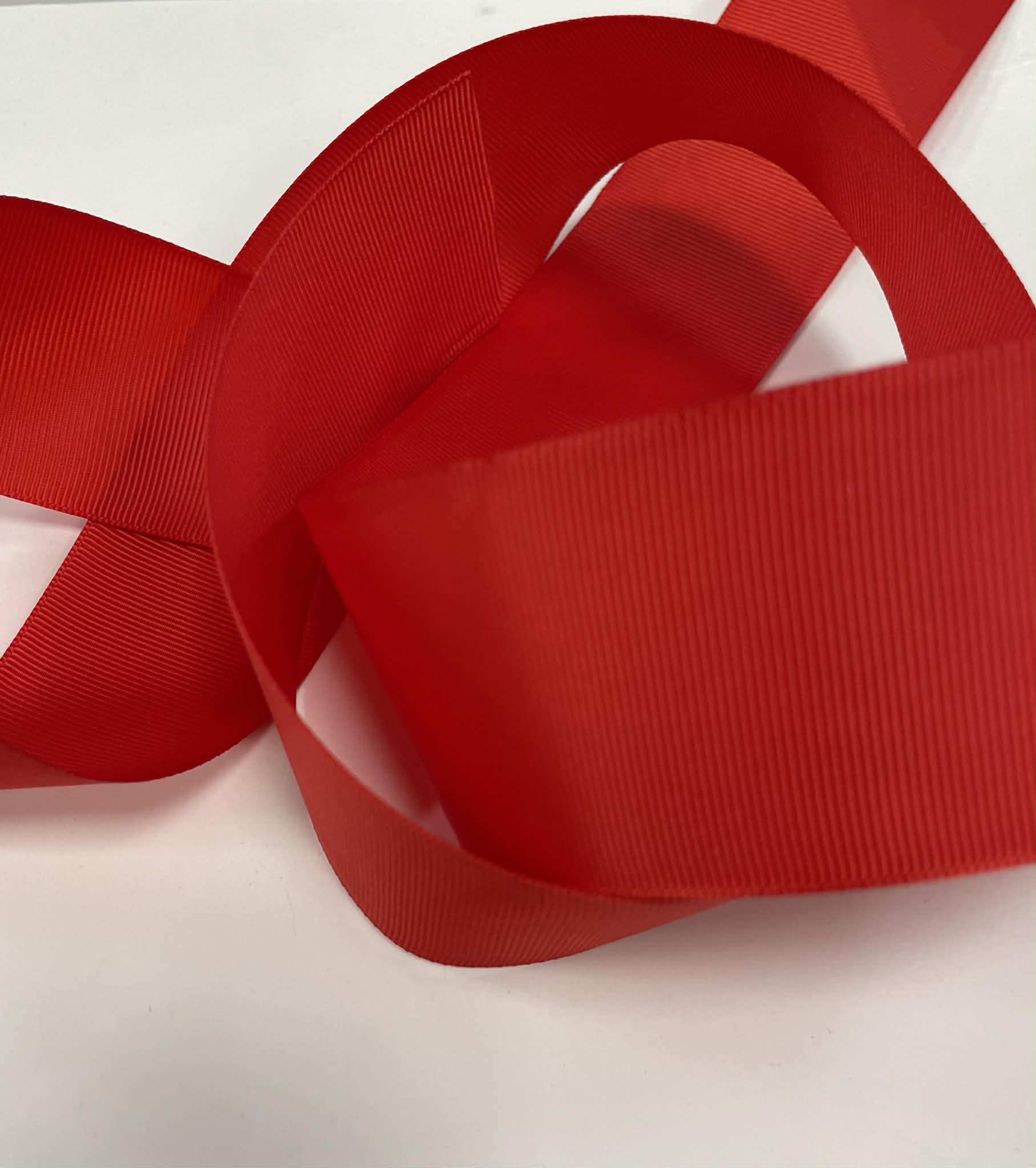 Grosgrain juostelė 50 mm, Raudona Grosgrain juostelė 50 mm, Raudona — siuvimo juostelė | Trys Pelėdos