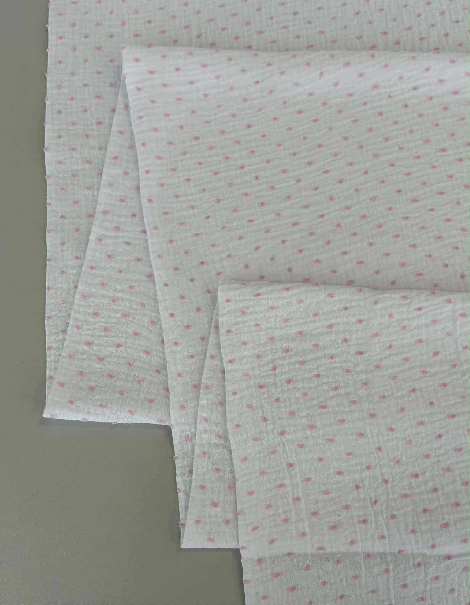 Medvilninis double gauze muslinas Baltas su rožiniais taškiukais