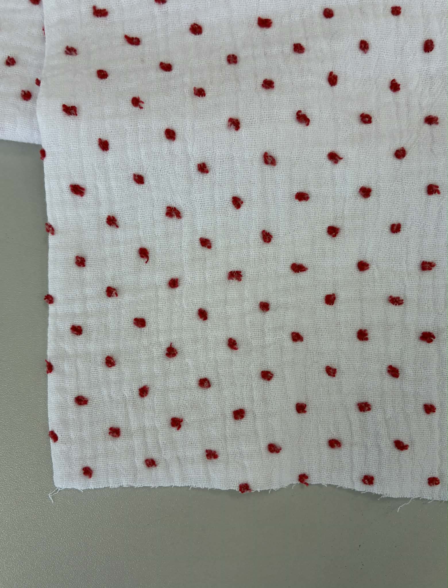 Medvilninis double gauze muslinas Baltas su raudonais taškiukais