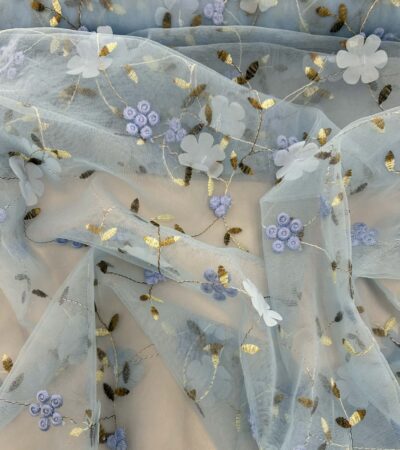 Siuvinėtas tiulis su gėlytėmis, žydras