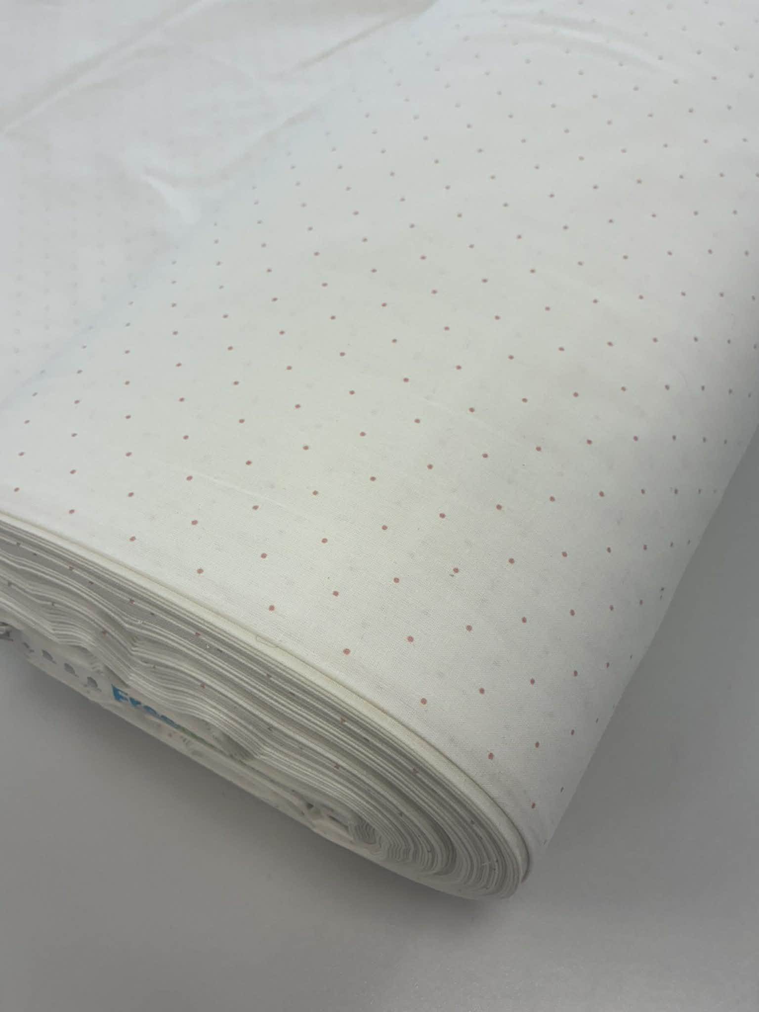 Medvilninis poplinas Pieno baltumo ir rožiniai taškiukai Medvilninis poplinas Pieno baltumo ir rožiniai taškiukai