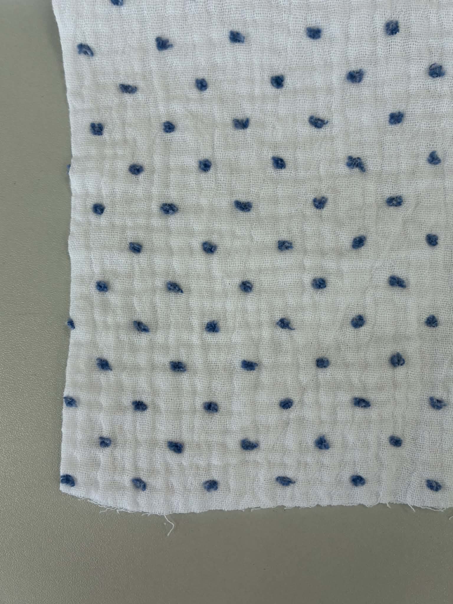 Medvilninis double gauze muslinas Baltas su melsvais taškiukais