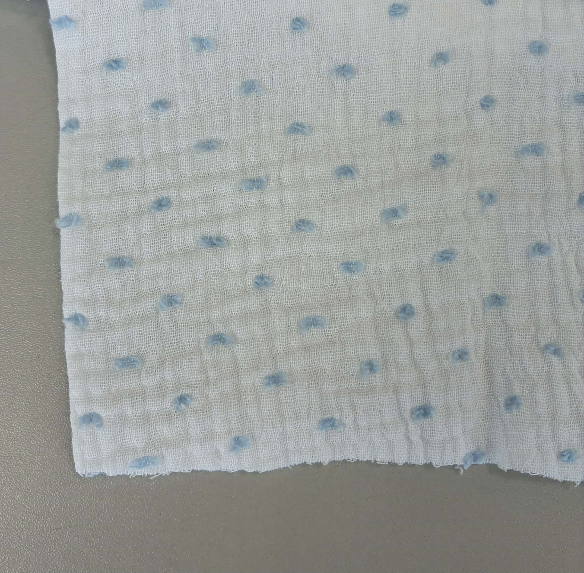 Medvilninis double gauze muslinas Baltas su žydrais taškiukais