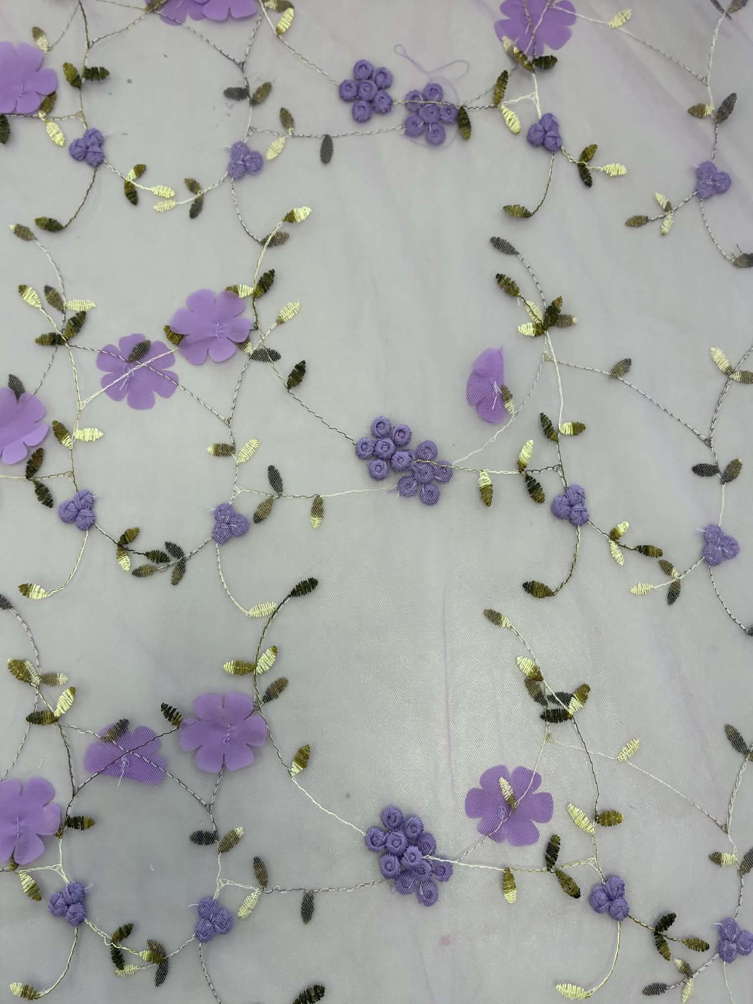 Siuvinėtas tiulis su gėlytėmis, violetinis