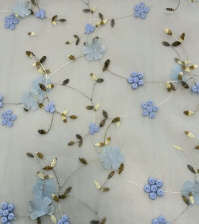 Siuvinėtas tiulis su gėlytėmis, žydras