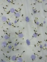 Siuvinėtas tiulis su gėlytėmis, alyvinis