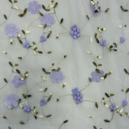 Siuvinėtas tiulis su gėlytėmis, alyvinis