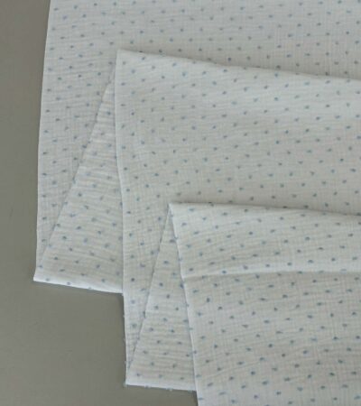 Medvilninis double gauze muslinas Baltas su žydrais taškiukais