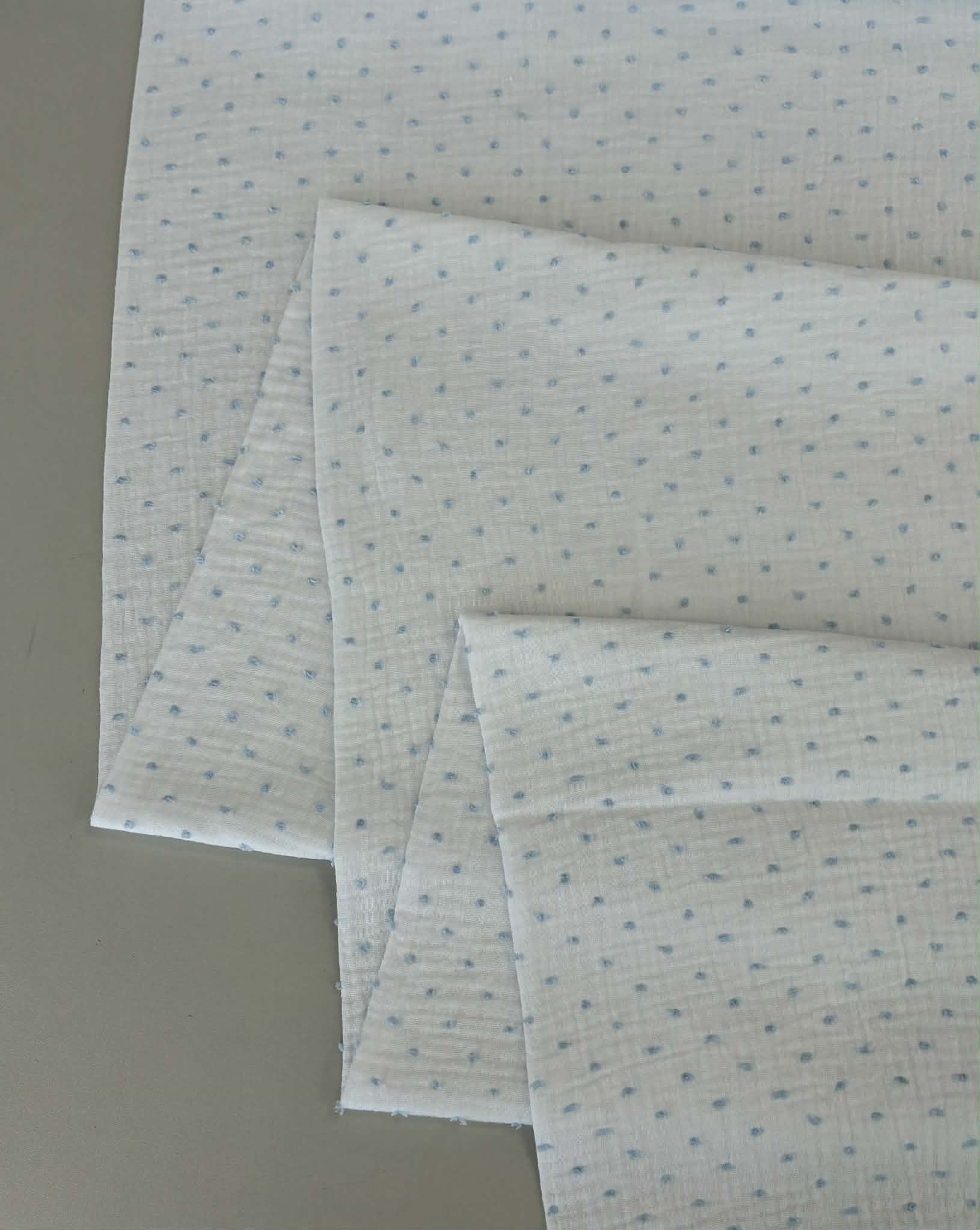 Medvilninis double gauze muslinas Baltas su žydrais taškiukais