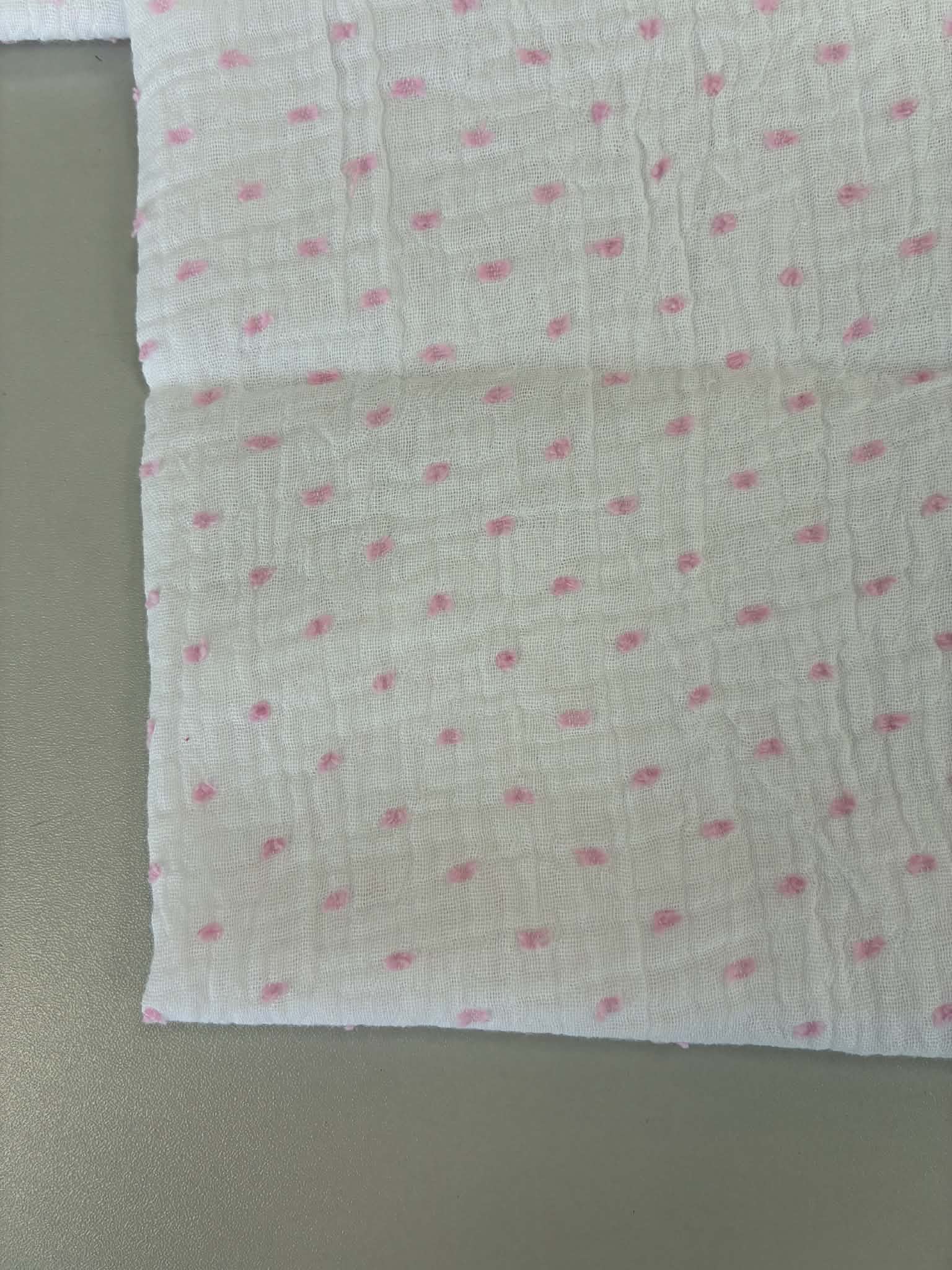 Medvilninis double gauze muslinas Baltas su rožiniais taškiukais