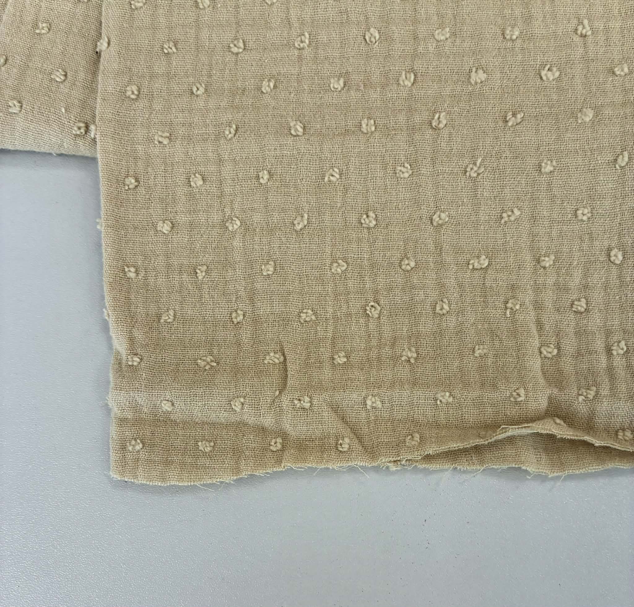 Medvilninis double gauze muslinas Smėlinis su taškiukais