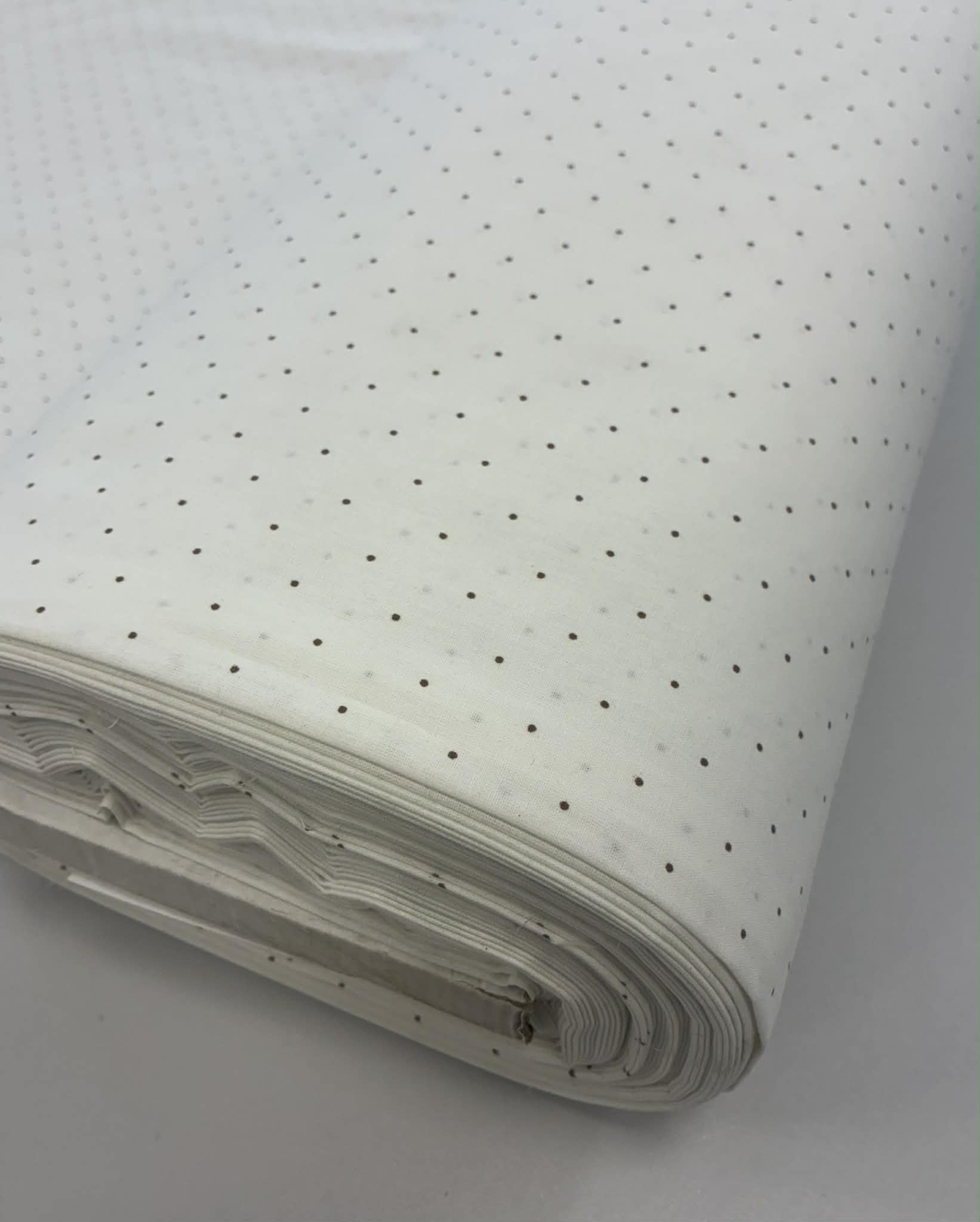 Medvilninis poplinas Pieno baltumo ir rudi taškiukai Medvilninis poplinas Pieno baltumo ir rudi taškiukai