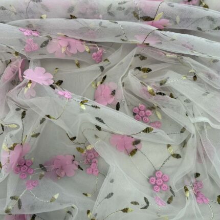 Siuvinėtas tiulis su rožinėmis gėlytėmis, pieno baltumo