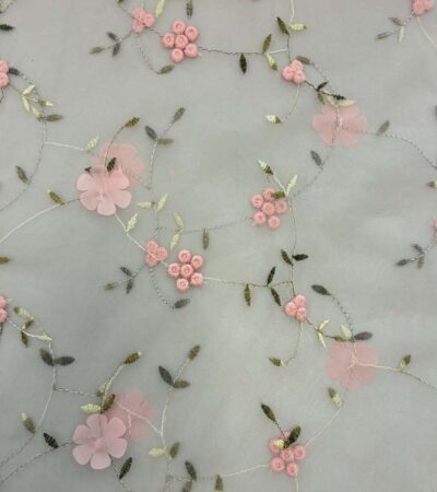 Siuvinėtas tiulis su gėlytėmis, persikinis