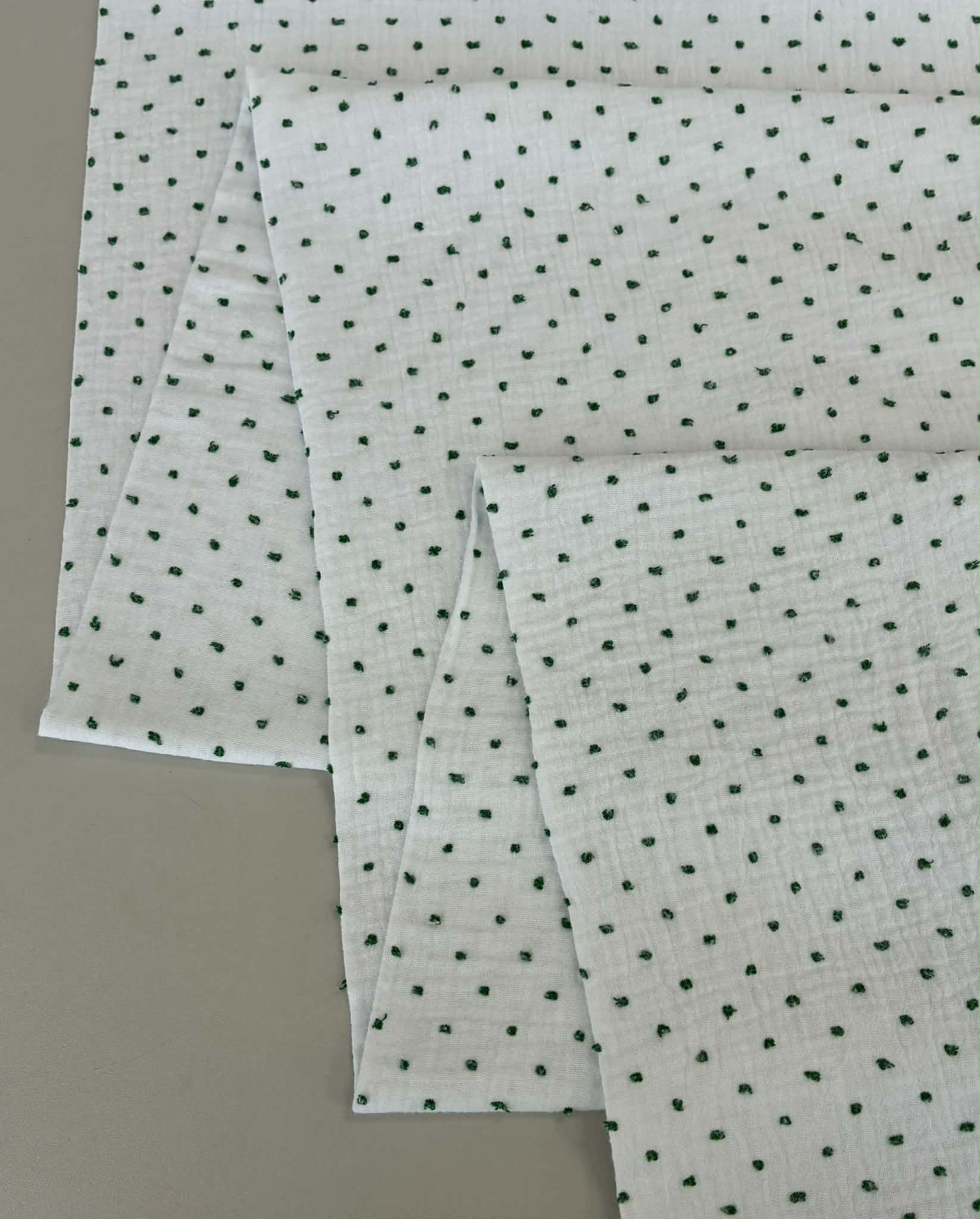 Medvilninis double gauze muslinas Baltas su žaliais taškiukais