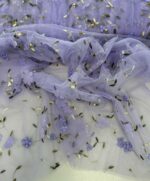 Siuvinėtas tiulis su gėlytėmis, alyvinis