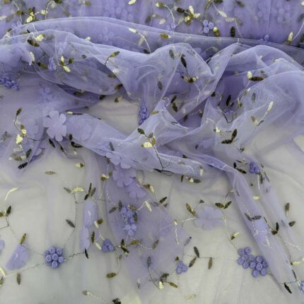 Siuvinėtas tiulis su gėlytėmis, alyvinis