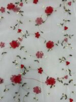 Siuvinėtas tiulis su raudonomis gėlytėmis, pieno baltumo