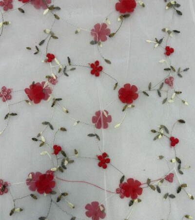 Siuvinėtas tiulis su raudonomis gėlytėmis, pieno baltumo