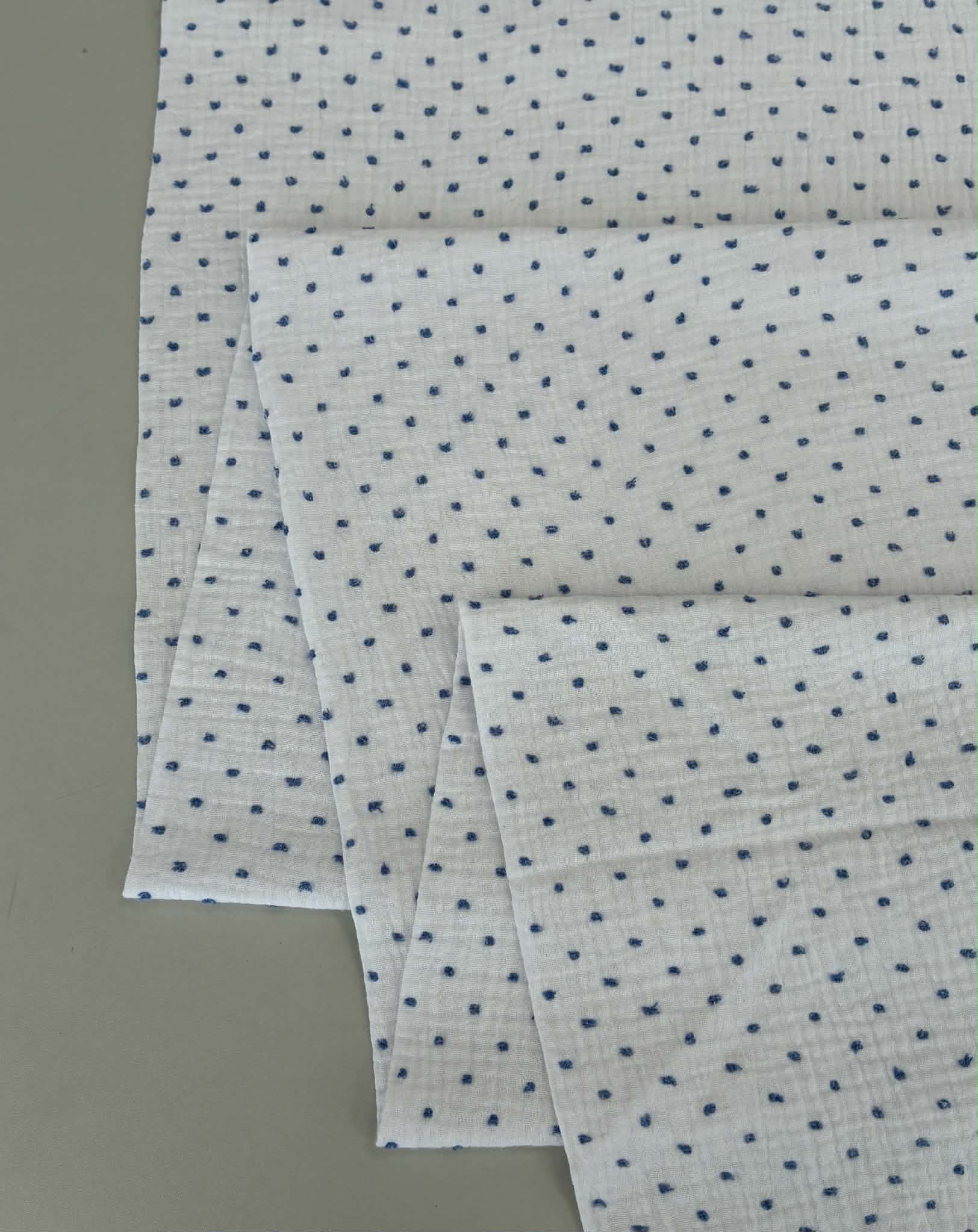 Medvilninis double gauze muslinas Baltas su melsvais taškiukais
