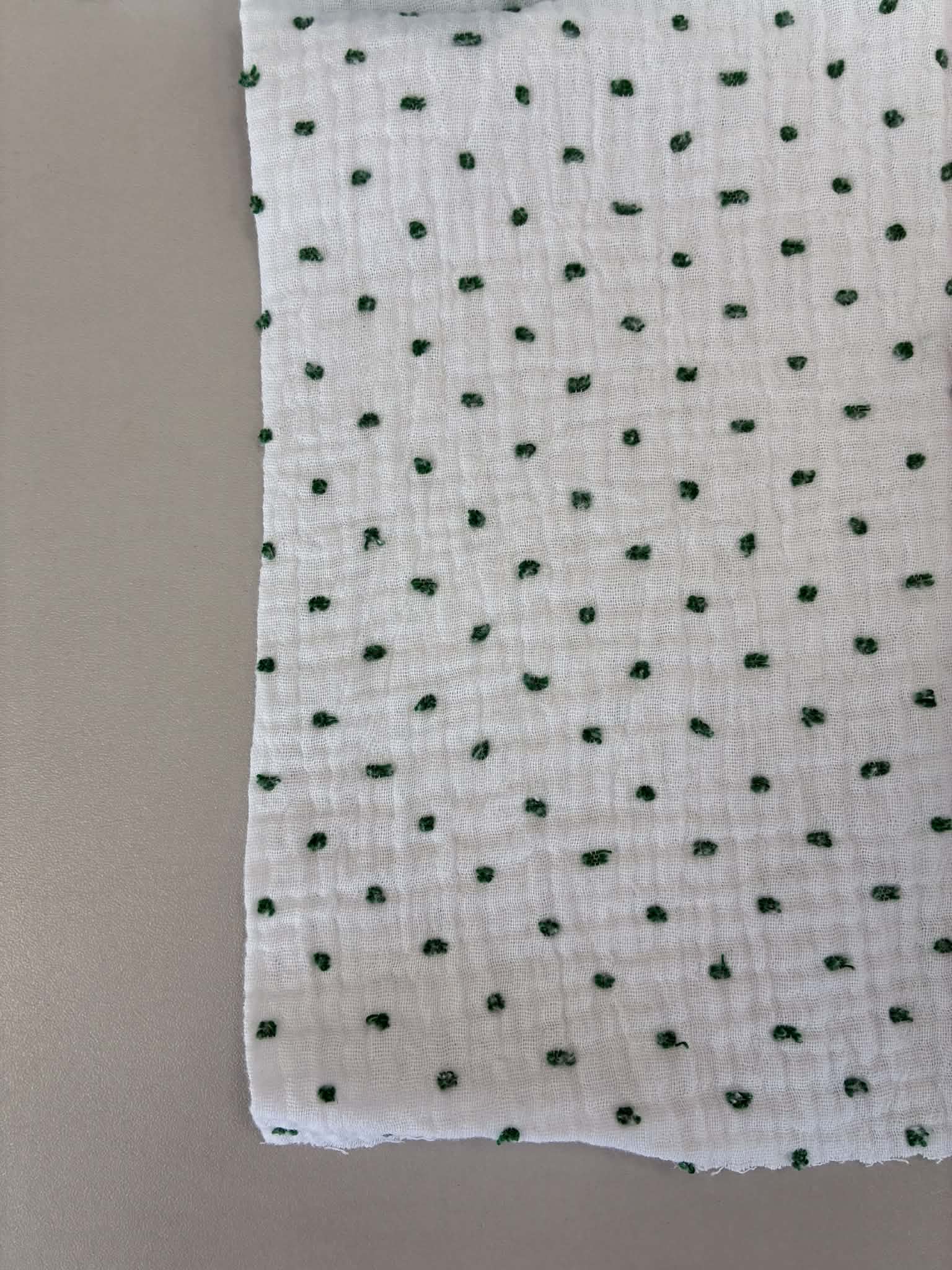 Medvilninis double gauze muslinas Baltas su žaliais taškiukais