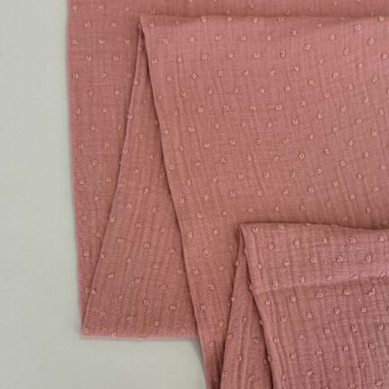 Medvilninis double gauze muslinas Tamsi pelenų rožė su taškiukais