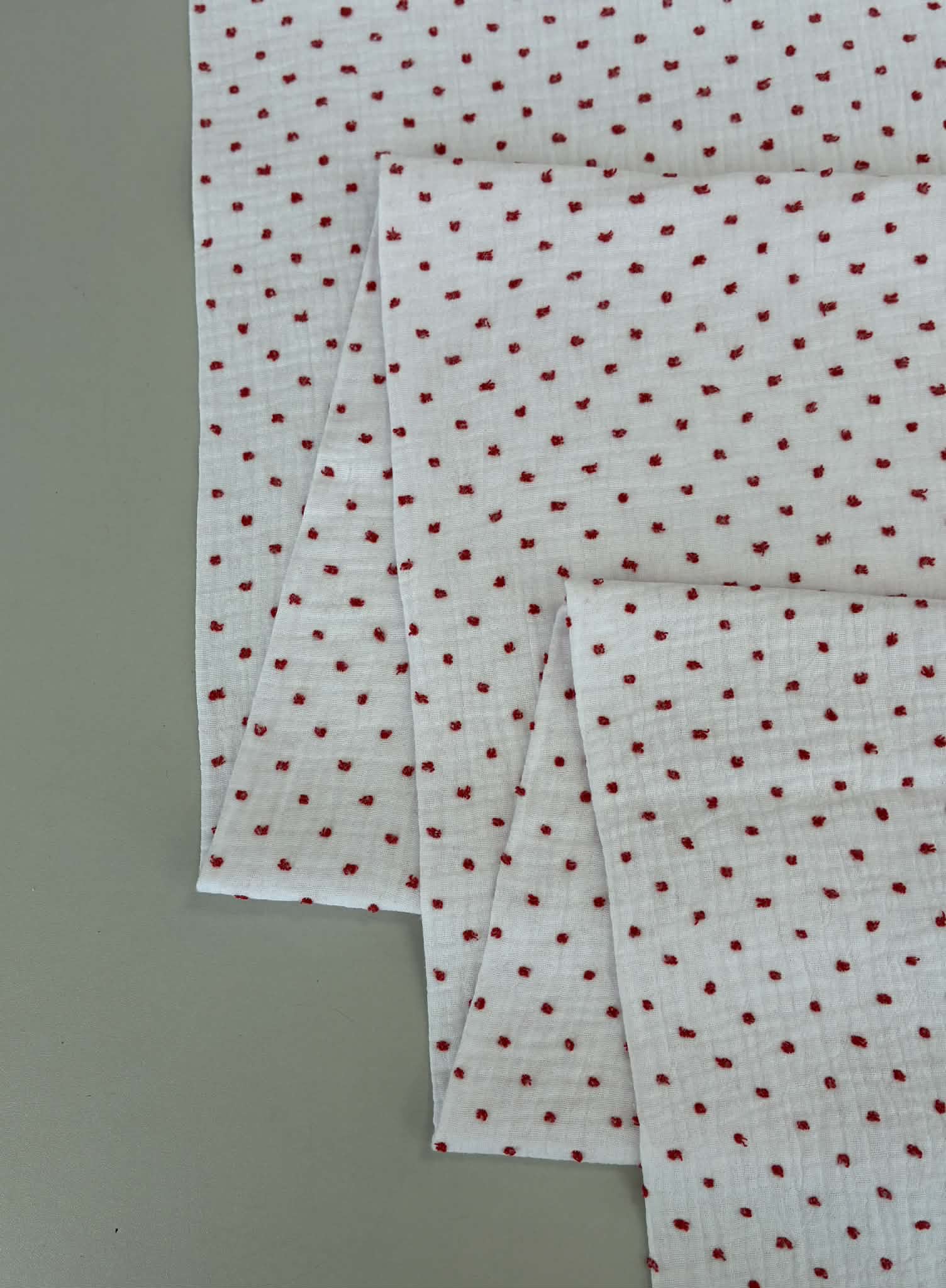Medvilninis double gauze muslinas Baltas su raudonais taškiukais