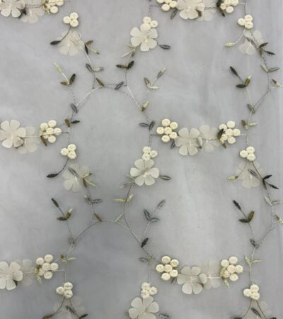 Siuvinėtas tiulis su gėlytėmis, pieno baltumo