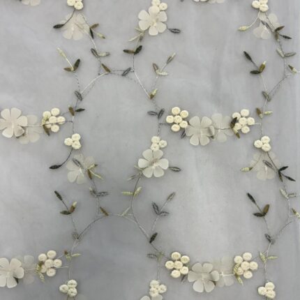 Siuvinėtas tiulis su gėlytėmis, pieno baltumo