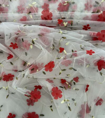 Siuvinėtas tiulis su raudonomis gėlytėmis, pieno baltumo