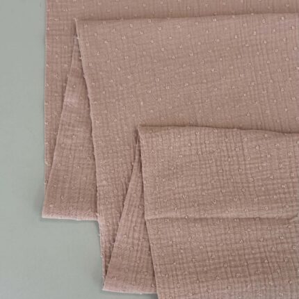 Medvilninis double gauze muslinas Pelenų rožės su taškiukais