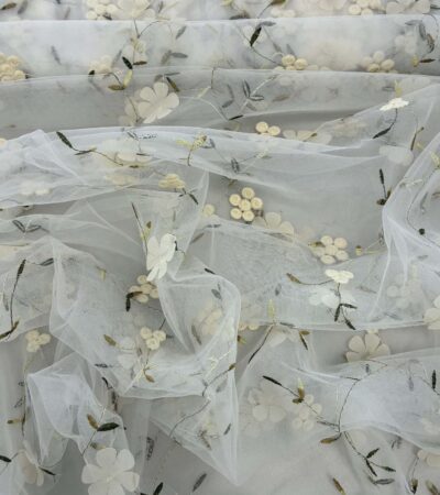 Siuvinėtas tiulis su gėlytėmis, pieno baltumo