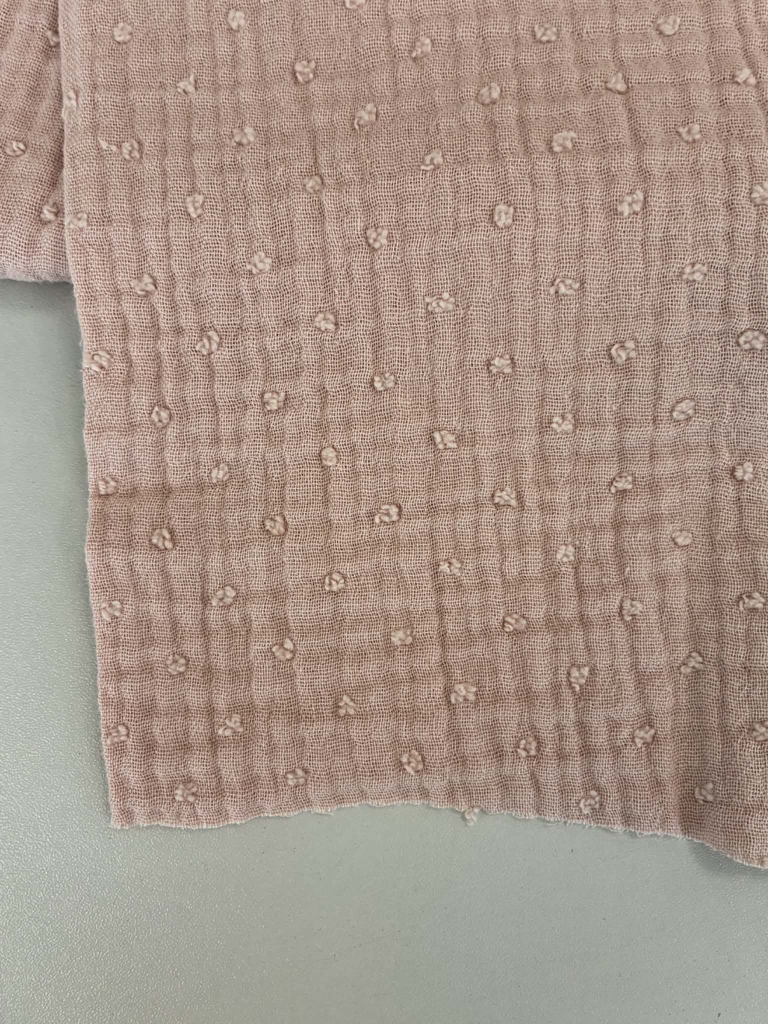 Medvilninis double gauze muslinas Pelenų rožės su taškiukais